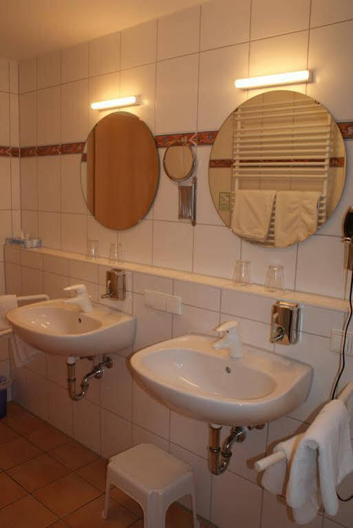Autenrieder Brauereigasthof Ichenhausen Bagian luar foto
